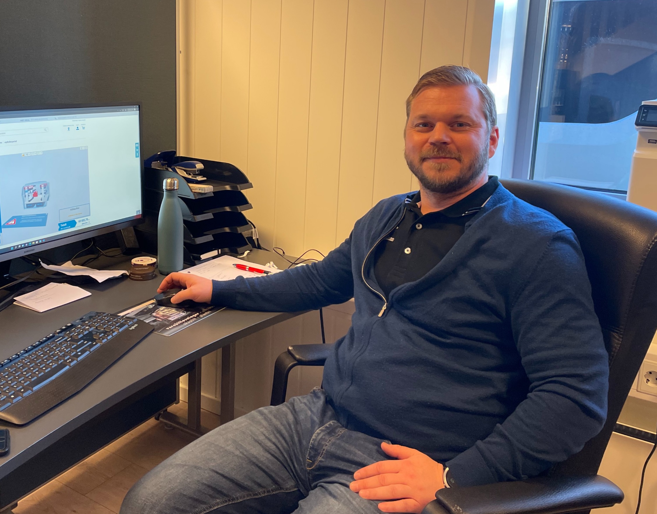 Tommy Hansen Salgsansvarlig bilinnredning Mob: 00 47 91 92 19 89 tommy@varebilinnredning.no